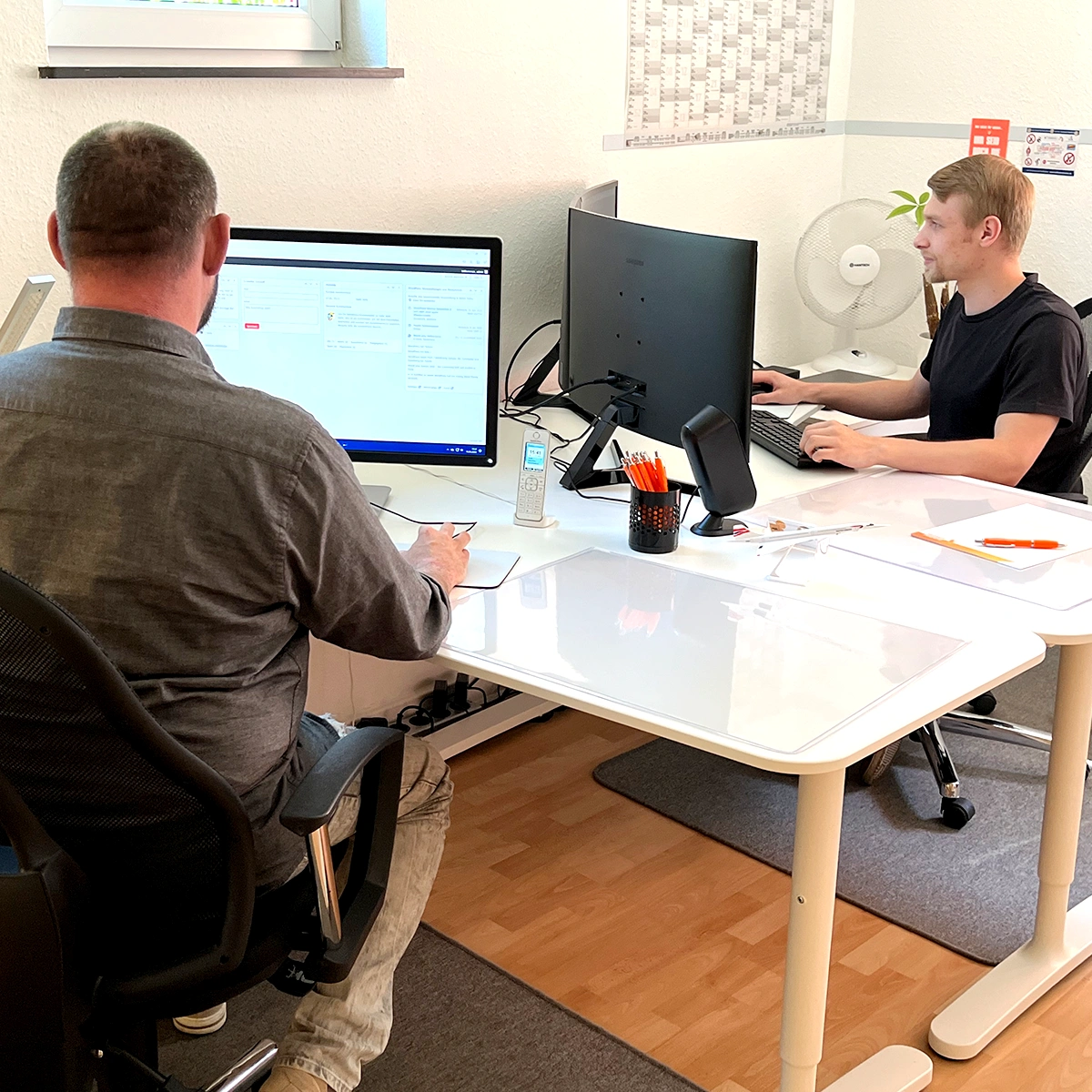 Foto von Mitarbeiter der Agentur die am Computer sitzen