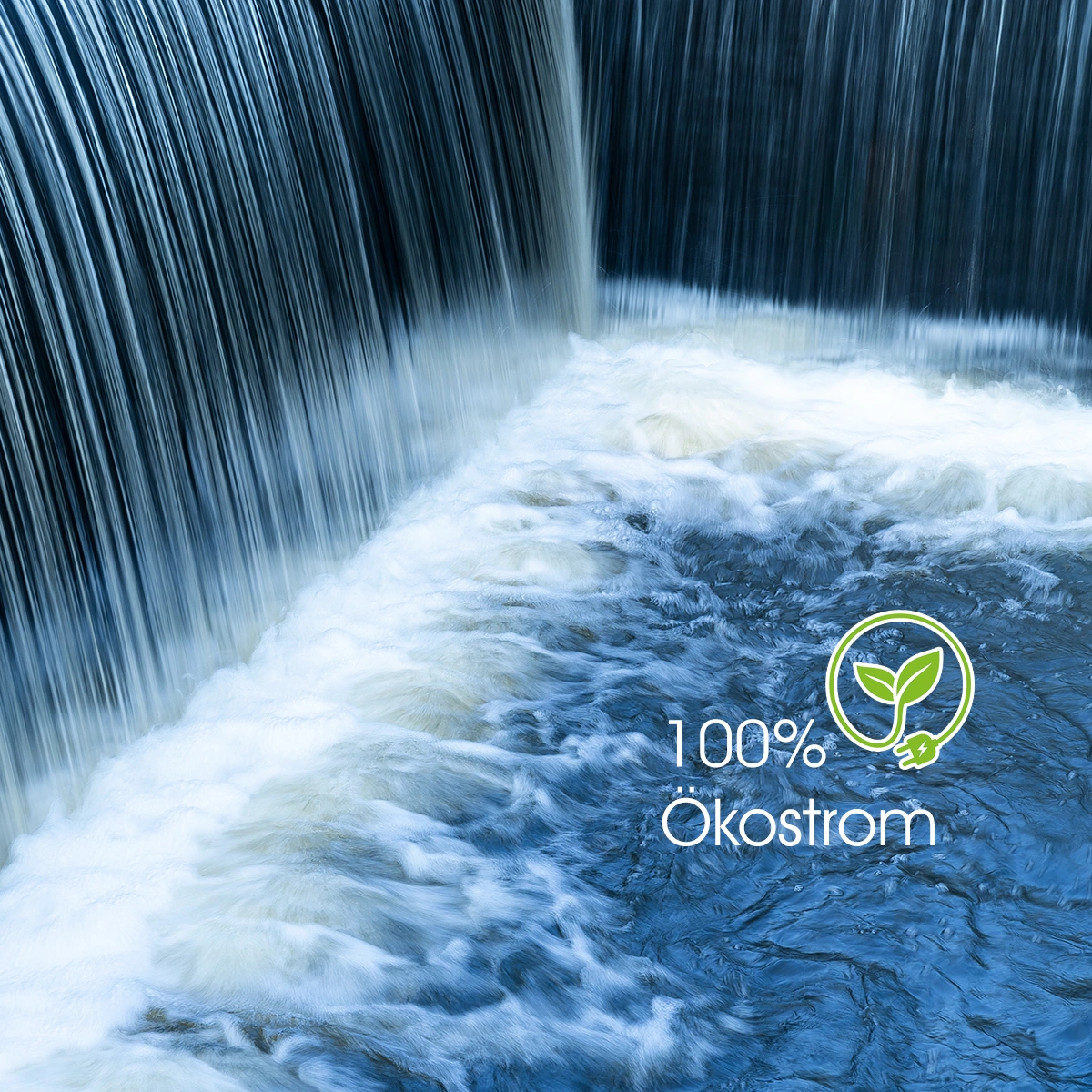 Foto von einem Wasserfall mit einer Aufschrift 100% Ökostrom