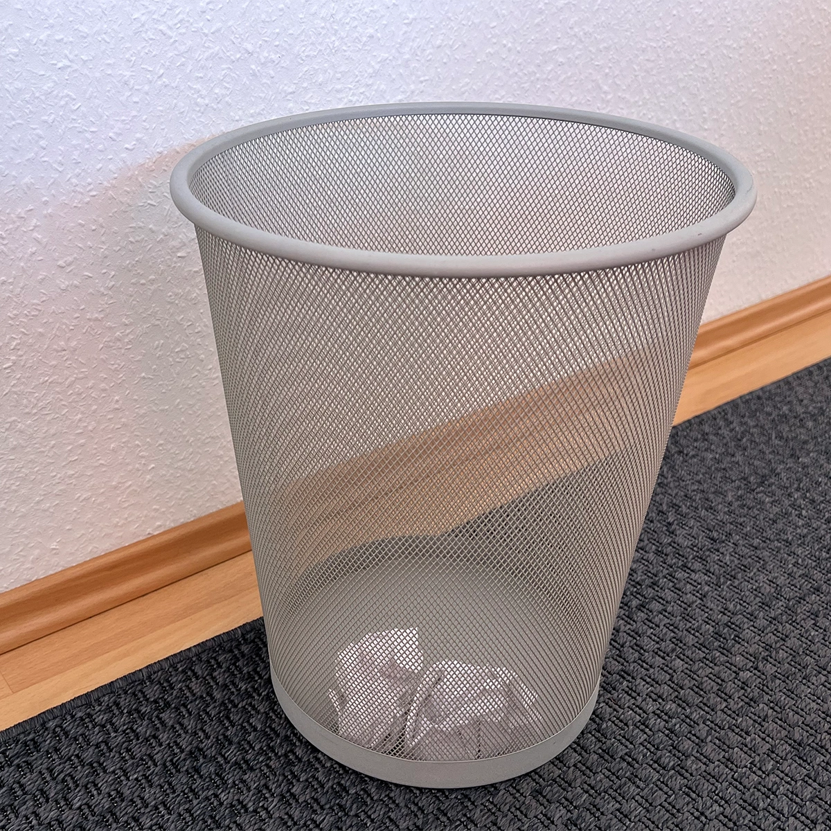 Foto von einem Mülleimer mit etwas Altpapier
